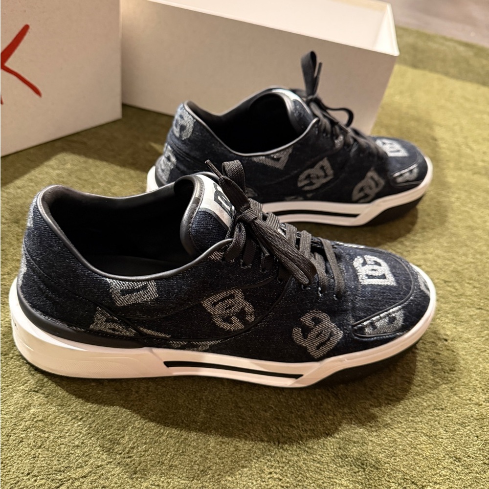 Dolce & Gabbana 🥶 
Bassa Denim skater Sneakers!!! For the summer.